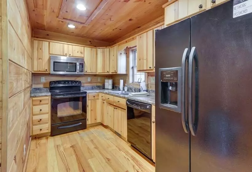 Wardensville Cabin W/ Hot Tub, Creek & Fire Pit!