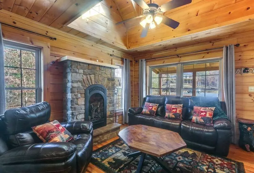 Wardensville Cabin W/ Hot Tub, Creek & Fire Pit!