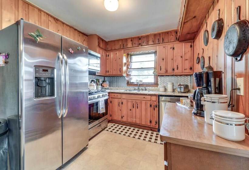 Pet Friendly Douglasville Home W/ Screened Porch!