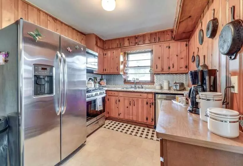 Pet Friendly Douglasville Home W/ Screened Porch!