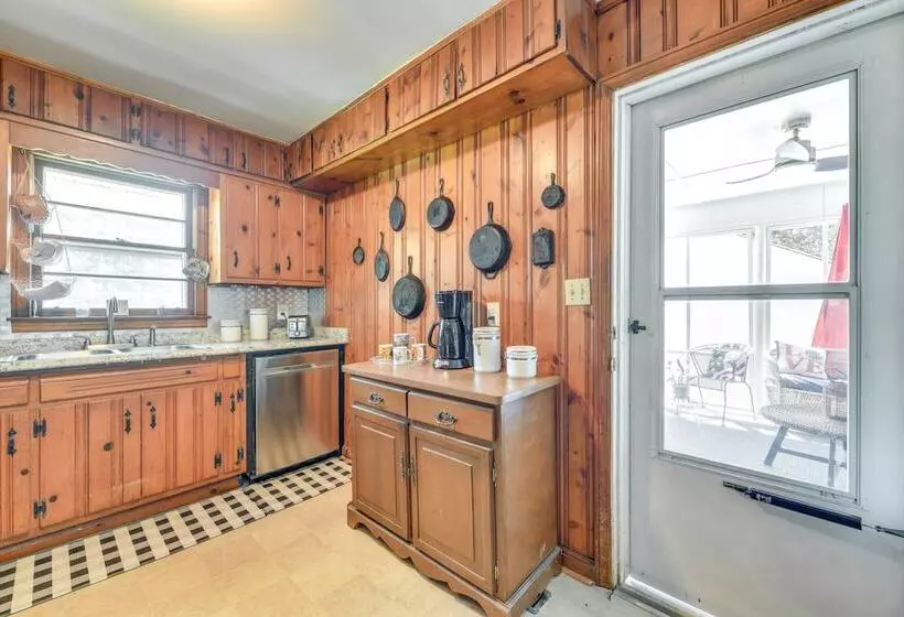 Pet Friendly Douglasville Home W/ Screened Porch!