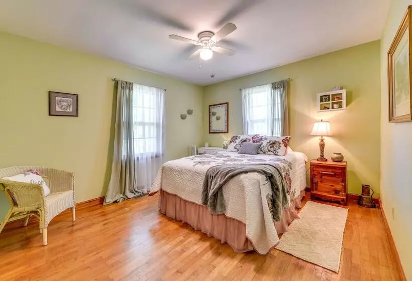 Pet Friendly Douglasville Home W/ Screened Porch!