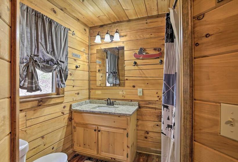 Picturesque Mountain Cabin W/ Hot Tub + Fire Pit!