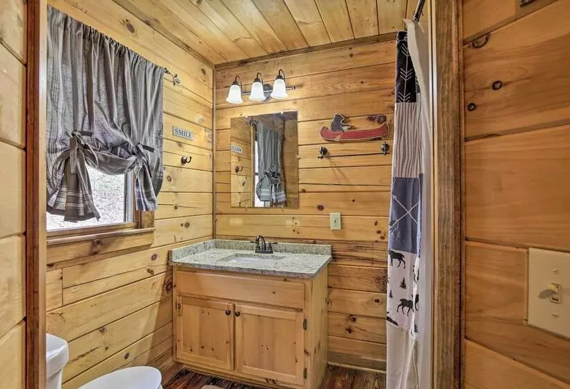 Picturesque Mountain Cabin W/ Hot Tub + Fire Pit!