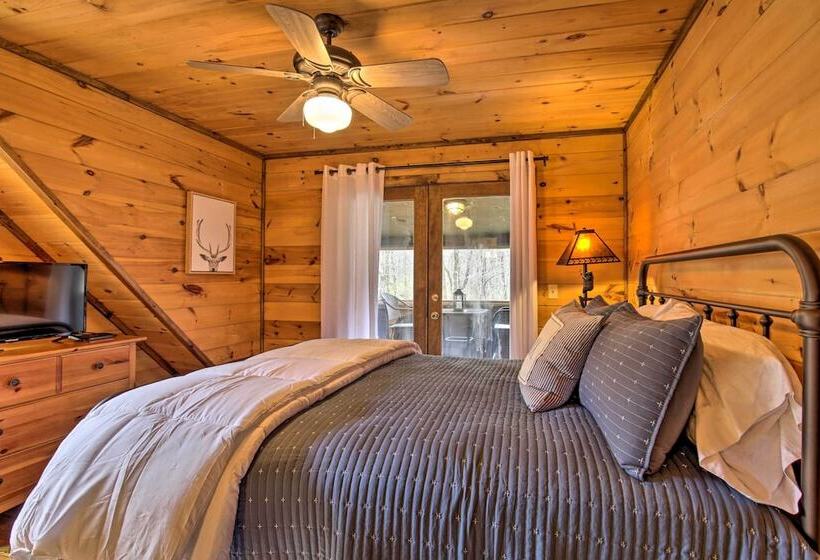 Picturesque Mountain Cabin W/ Hot Tub + Fire Pit!