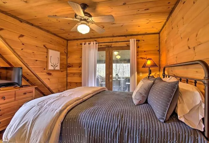 Picturesque Mountain Cabin W/ Hot Tub + Fire Pit!