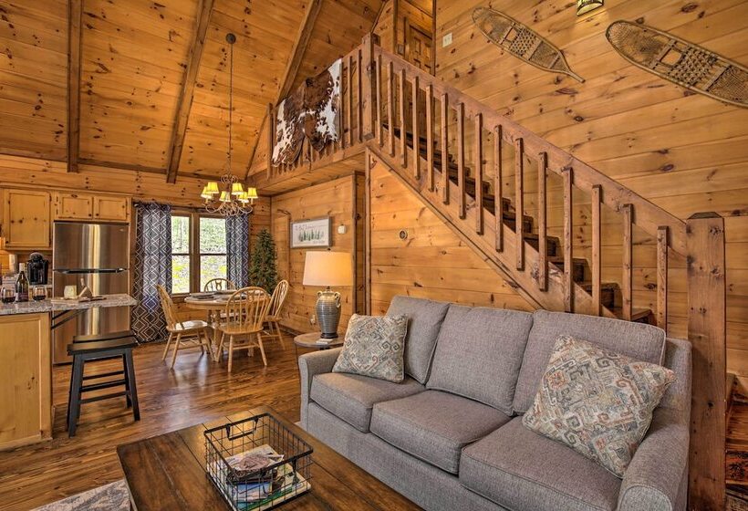 Picturesque Mountain Cabin W/ Hot Tub + Fire Pit!