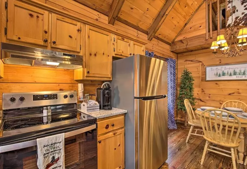 Picturesque Mountain Cabin W/ Hot Tub + Fire Pit!