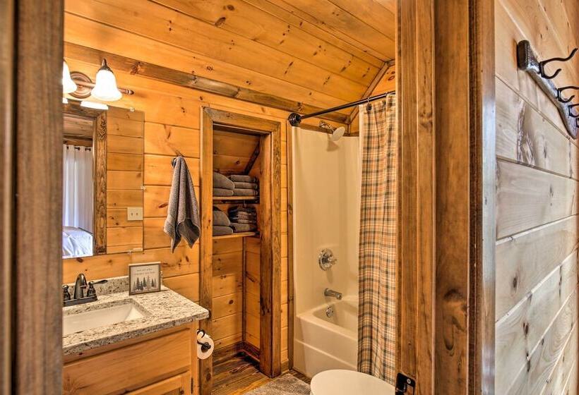 Picturesque Mountain Cabin W/ Hot Tub + Fire Pit!