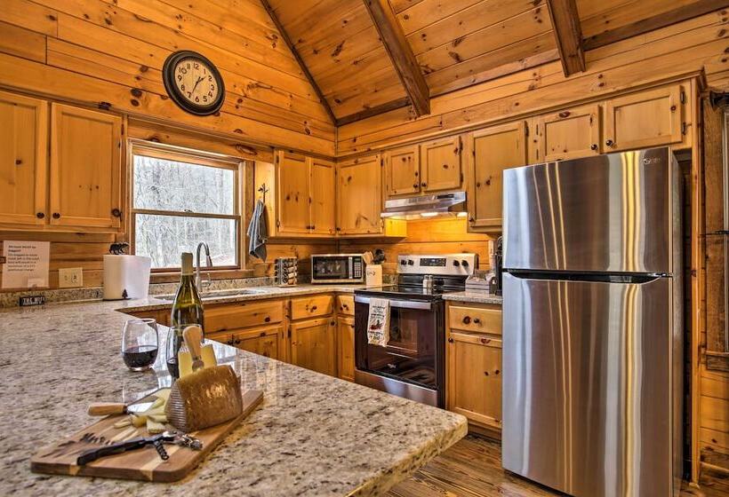 Picturesque Mountain Cabin W/ Hot Tub + Fire Pit!