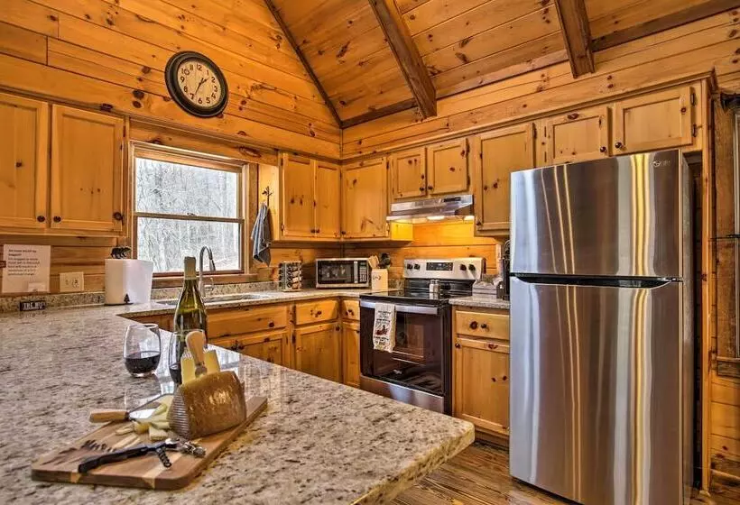 Picturesque Mountain Cabin W/ Hot Tub + Fire Pit!