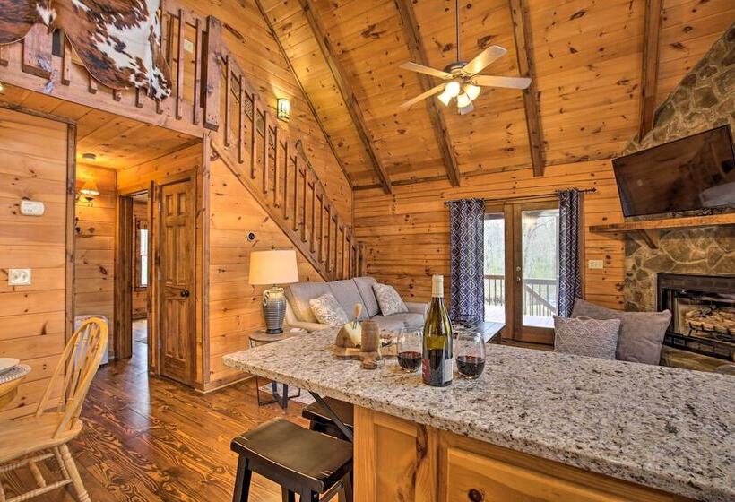 Picturesque Mountain Cabin W/ Hot Tub + Fire Pit!