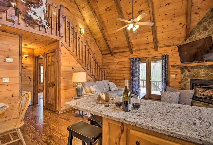 Picturesque Mountain Cabin W/ Hot Tub + Fire Pit!