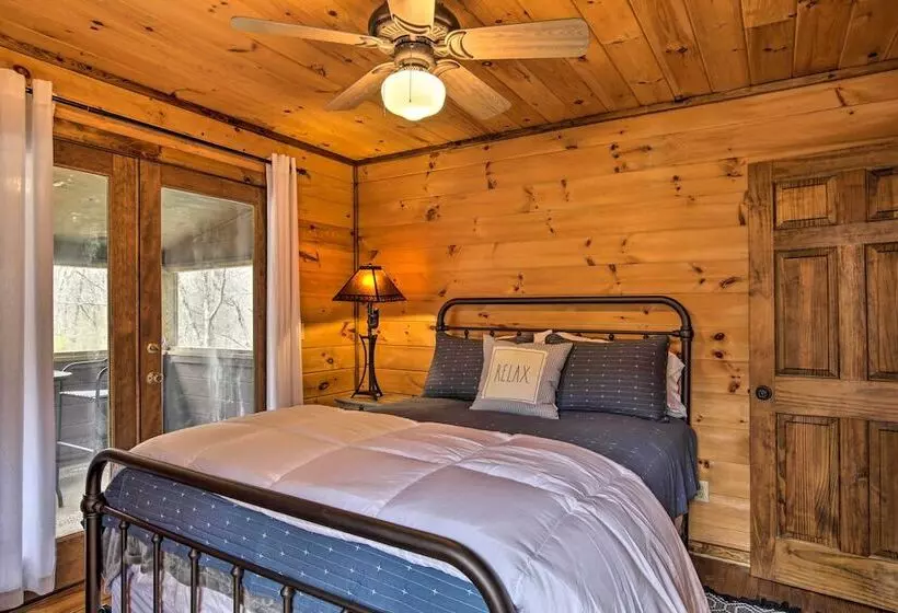 Picturesque Mountain Cabin W/ Hot Tub + Fire Pit!