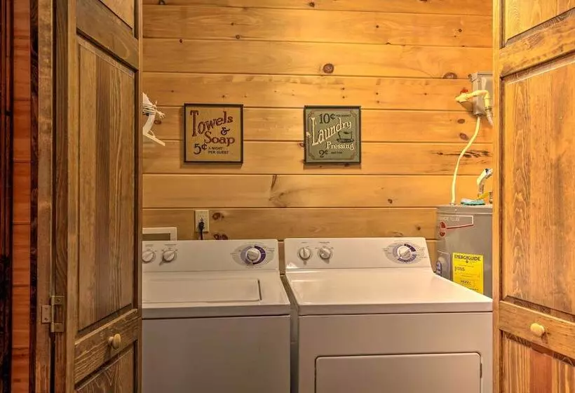 Picturesque Mountain Cabin W/ Hot Tub + Fire Pit!