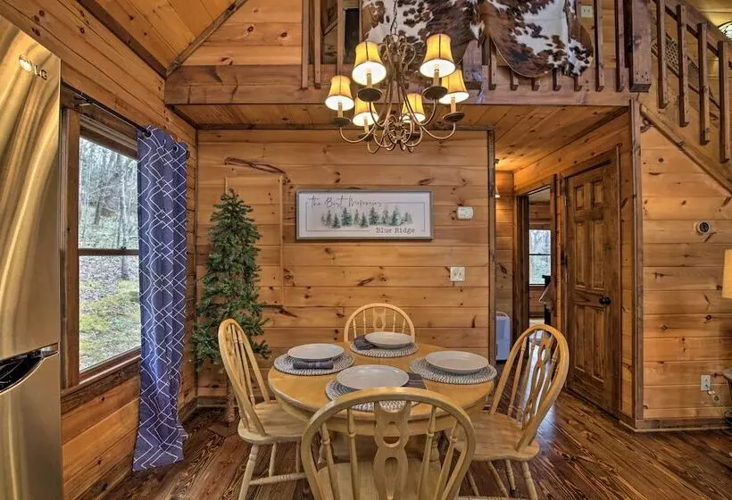 Picturesque Mountain Cabin W/ Hot Tub + Fire Pit!