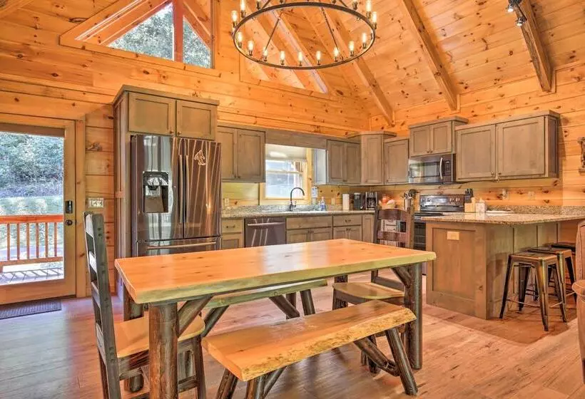 Private Cabin W/ Furnished Porch On < 3 Acres!