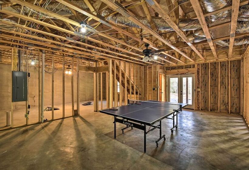 Private Cabin W/ Furnished Porch On < 3 Acres!