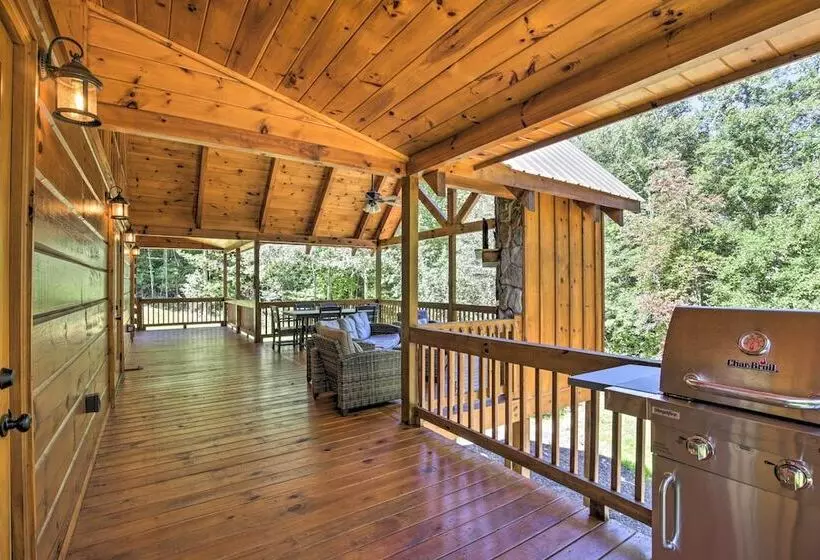 Private Cabin W/ Furnished Porch On < 3 Acres!