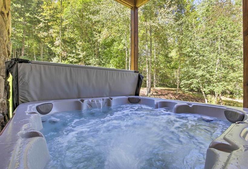 Private Cabin W/ Furnished Porch On < 3 Acres!