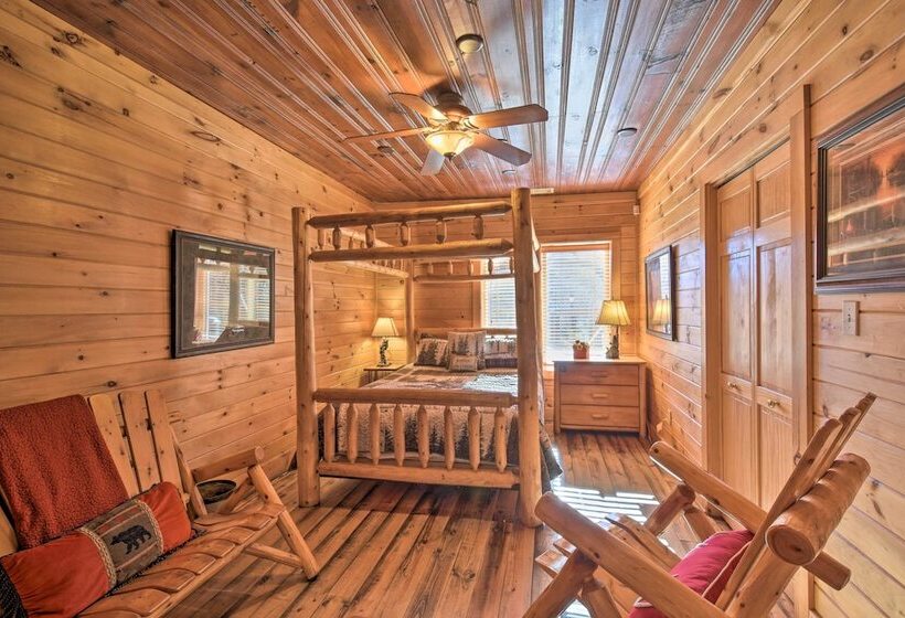 Riverfront Helen Cabin W/ Hot Tub & Deck!