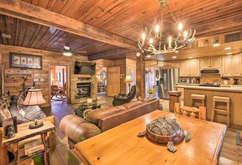 Riverfront Helen Cabin W/ Hot Tub & Deck!