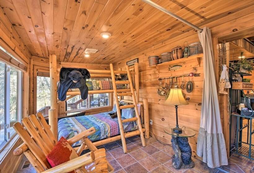 Riverfront Helen Cabin W/ Hot Tub & Deck!