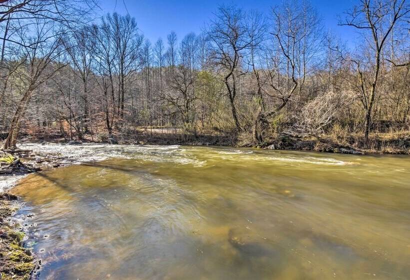 Riverfront Helen Cabin W/ Hot Tub & Deck!