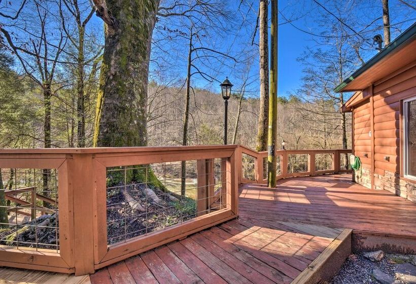 Riverfront Helen Cabin W/ Hot Tub & Deck!