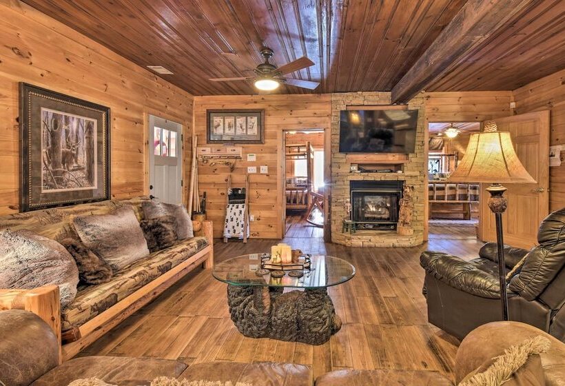 Riverfront Helen Cabin W/ Hot Tub & Deck!