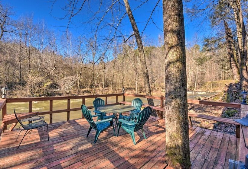 Riverfront Helen Cabin W/ Hot Tub & Deck!
