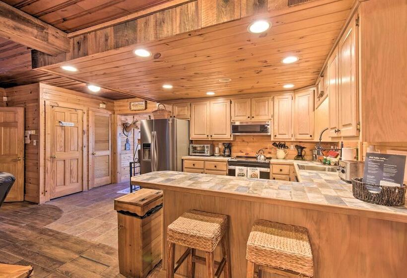 Riverfront Helen Cabin W/ Hot Tub & Deck!