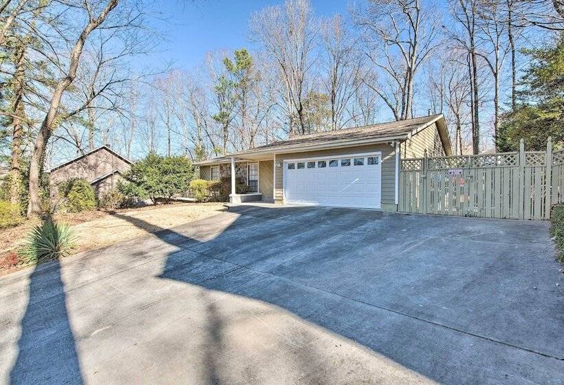 Roswell Home W/ Deck + Yard, 18 Mi To Truist Park!