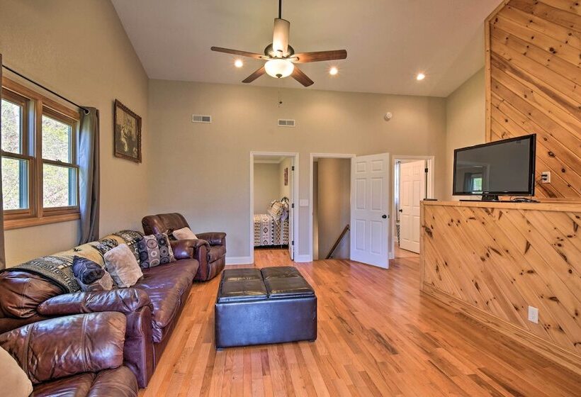 Spacious Hiawassee Cabin W/ Porch & Mtn View!