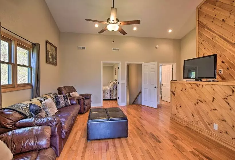 Spacious Hiawassee Cabin W/ Porch & Mtn View!