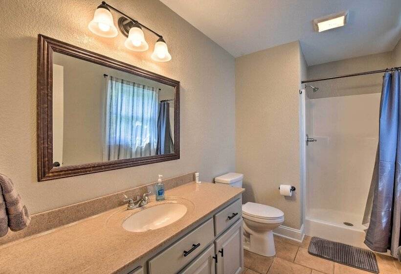 Spacious Hiawassee Cabin W/ Porch & Mtn View!