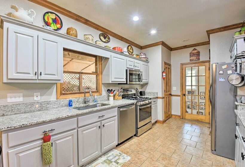 Spacious Hiawassee Cabin W/ Porch & Mtn View!