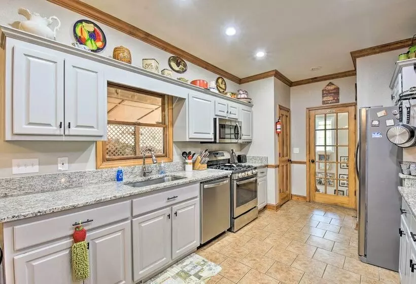Spacious Hiawassee Cabin W/ Porch & Mtn View!
