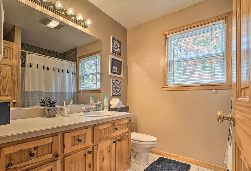 Spacious Home In Helen W/ Porch & Balcony!