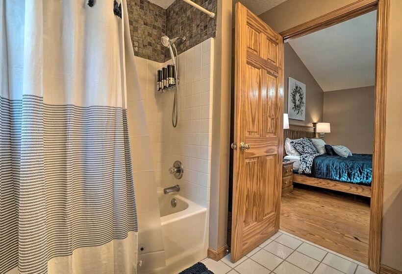 Spacious Home In Helen W/ Porch & Balcony!