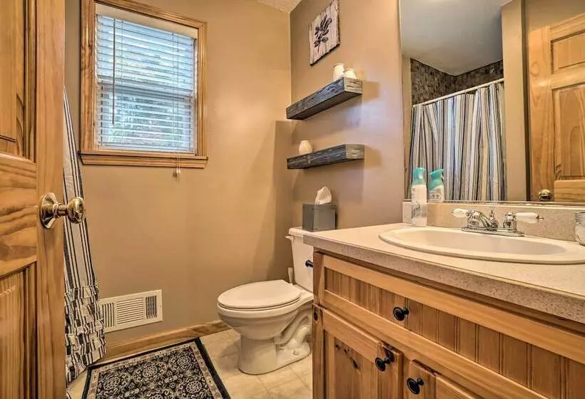 Spacious Home In Helen W/ Porch & Balcony!