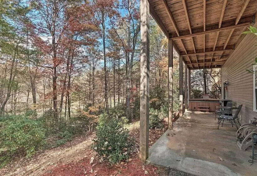 Spacious Home In Helen W/ Porch & Balcony!