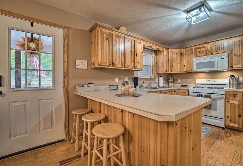 Spacious Home In Helen W/ Porch & Balcony!