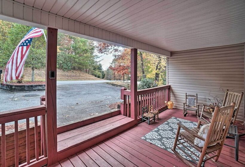 Spacious Home In Helen W/ Porch & Balcony!