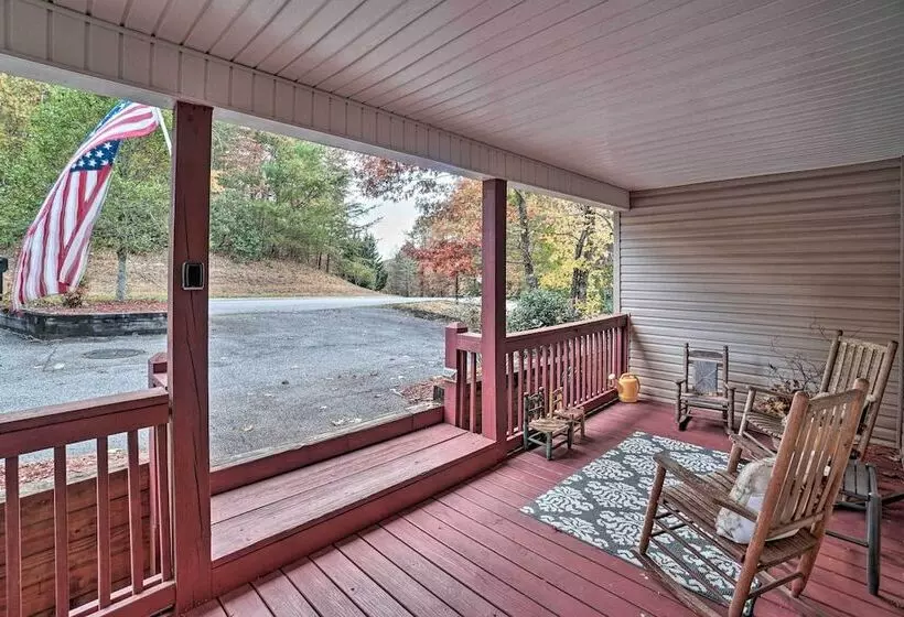 Spacious Home In Helen W/ Porch & Balcony!