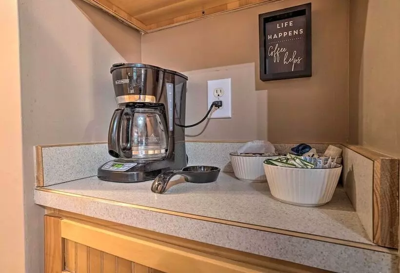 Spacious Home In Helen W/ Porch & Balcony!