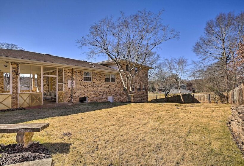 Spacious Marietta House With Covered Patio!
