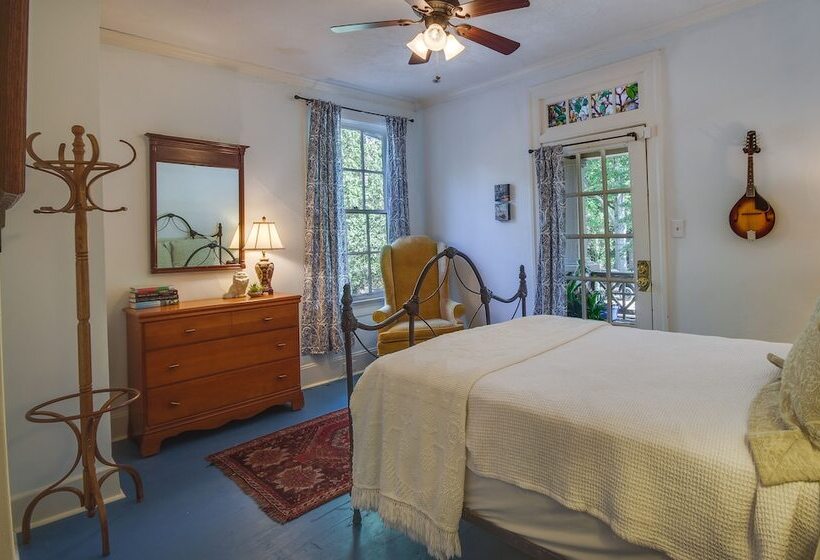 Stylish Jackson Home: Walk To Dining & Shops!