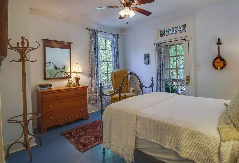 Stylish Jackson Home: Walk To Dining & Shops!