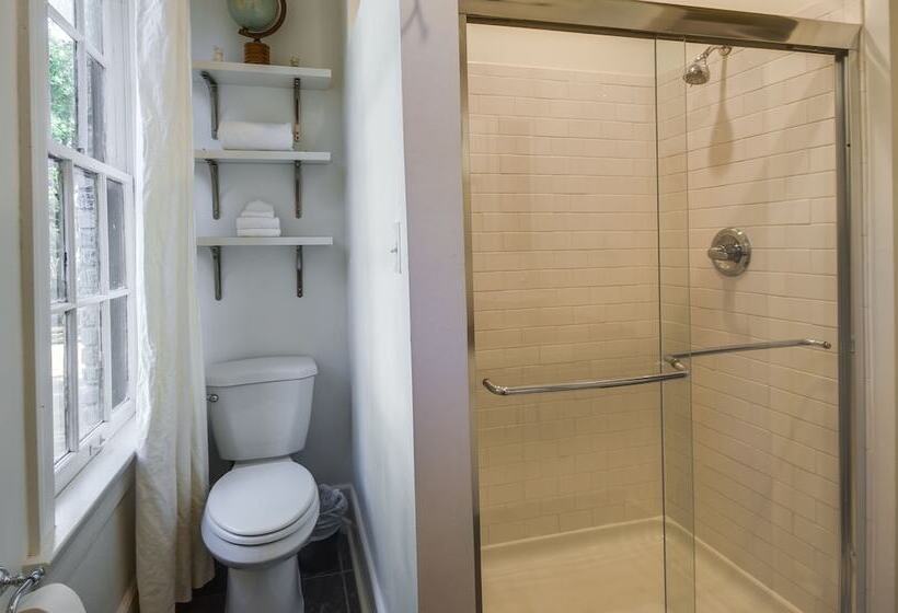 Stylish Jackson Home: Walk To Dining & Shops!